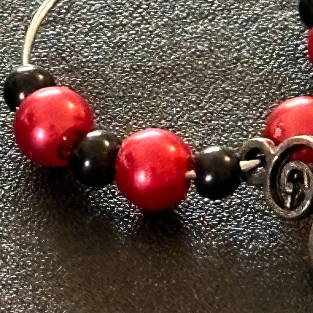 Wine glass tag Stainless steel black/red beads Triple Celtic Spiral charm